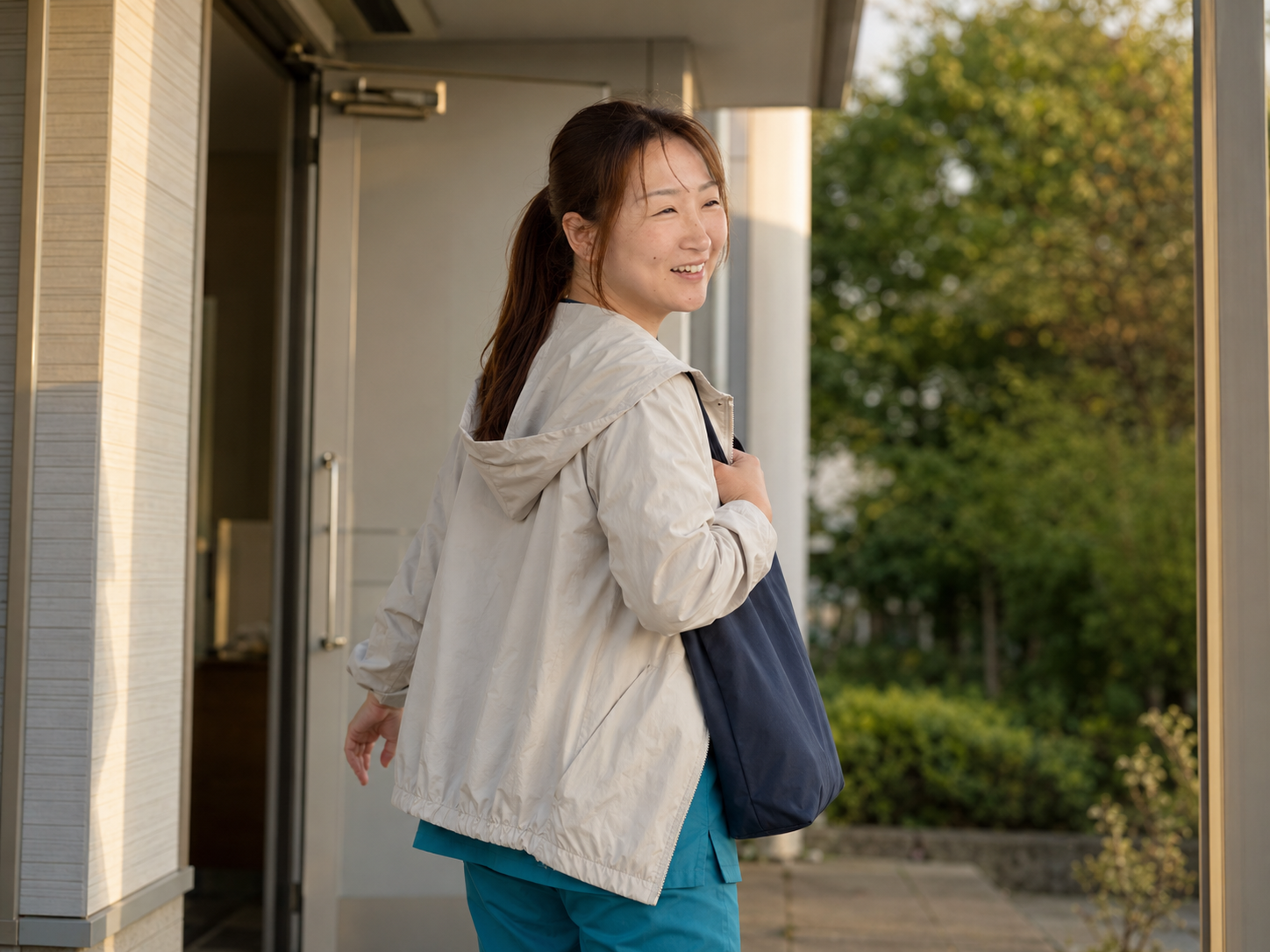 夕陽の中、車に乗り込み一日を終える看護師