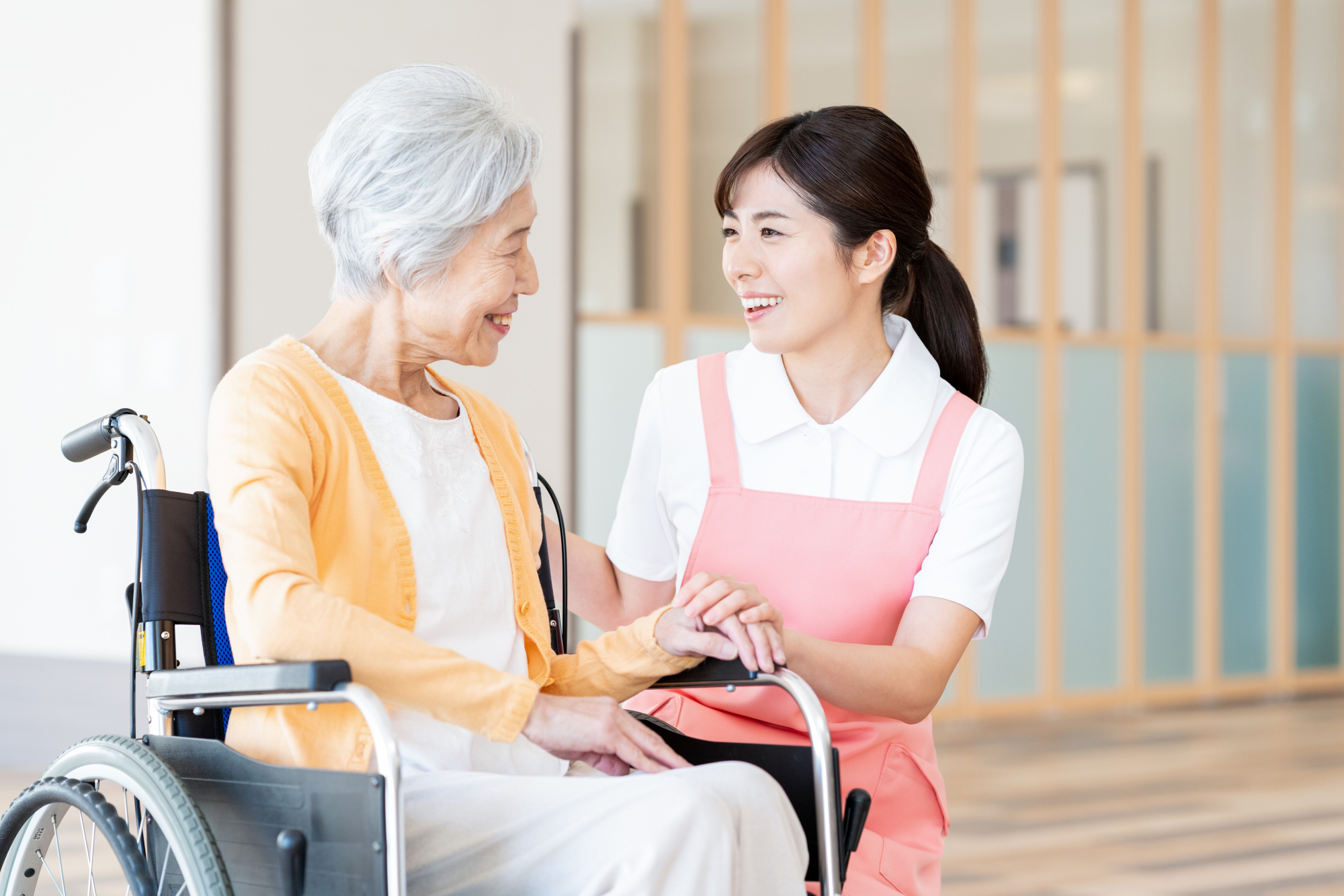 看護師と高齢者が笑顔で向き合う